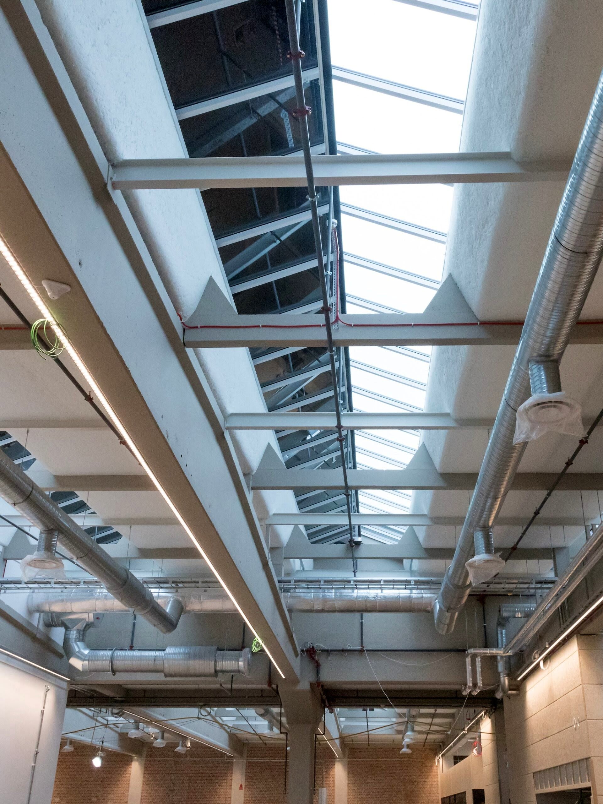 Moderna takfönster i form av längsgående glastak