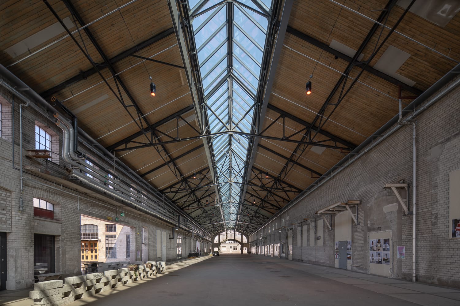 Industrilokal med sadelformat glastak i nocken