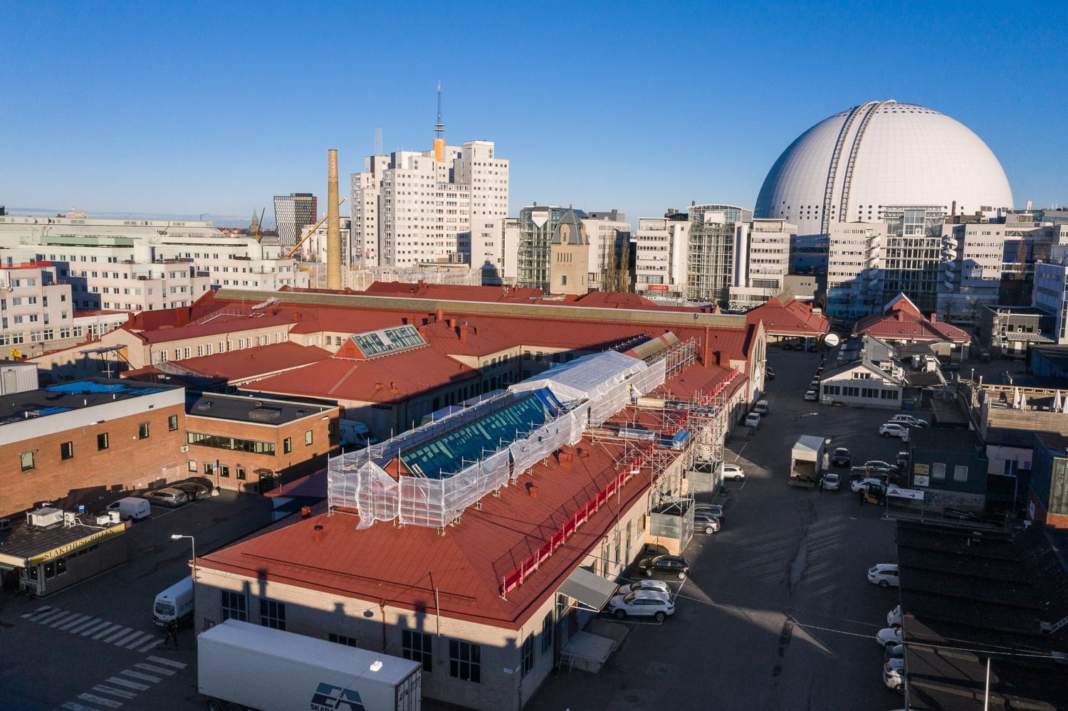 Stockholms slakthusområde under byggnation av glastak