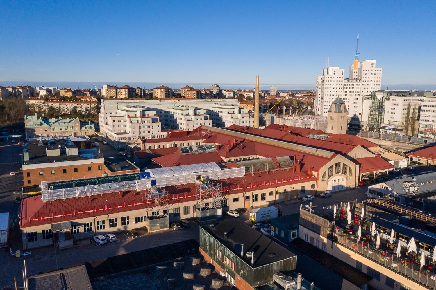 Slakthusområdet i Stockholm under pågående byggnation av glastak