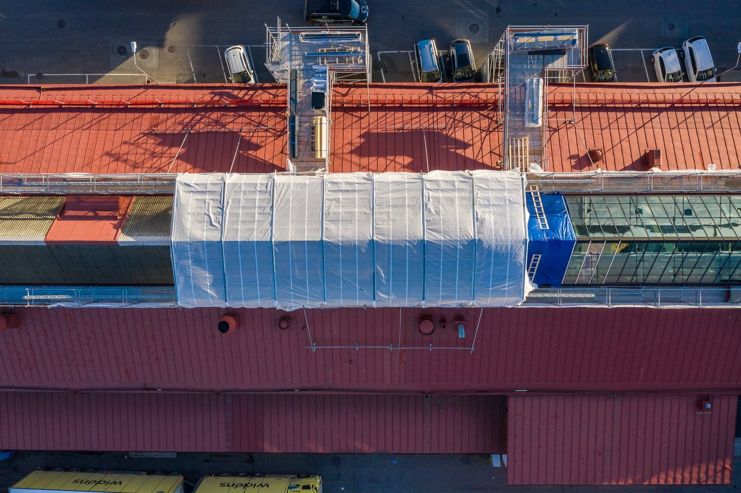 Väderskydd över byggnation av glastak