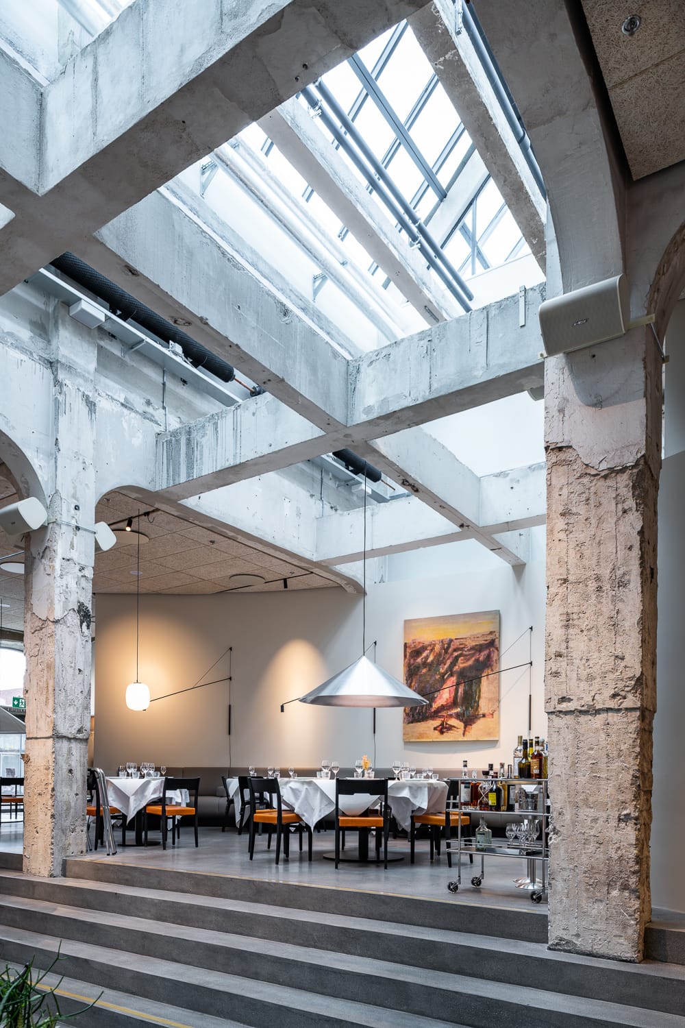 Modern restaurang med industriell stil