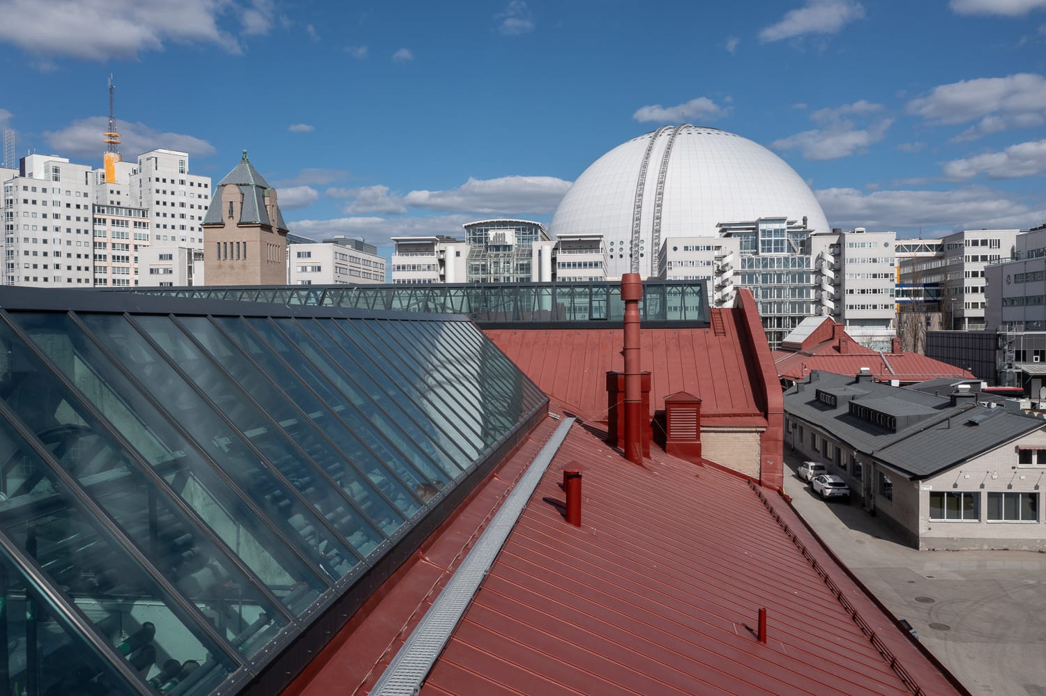 Gamla industritak med glastak i sadelform