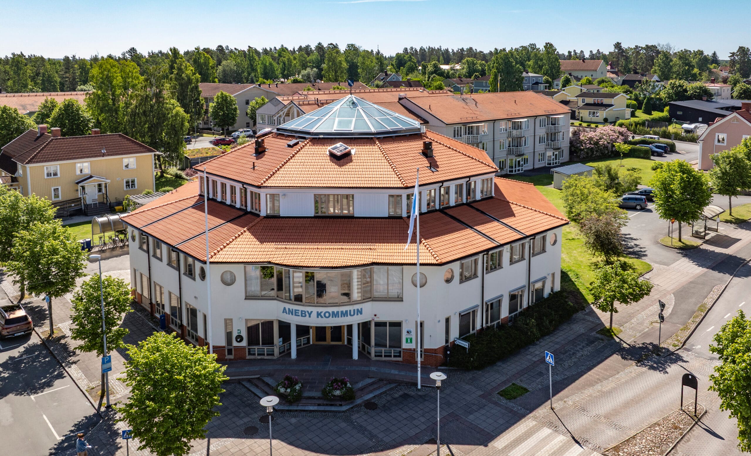 ANEBY KOMMUNHUS 10 Anby kommunhus med grönska runtom.
