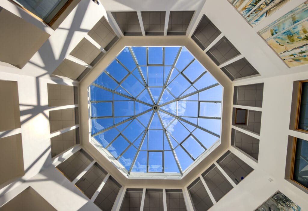 ANEBY KOMMUNHUS 1 Glastak med blå himmel